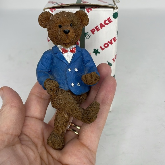 Vintage 1998 House Of Lloyd Christmas Seasonal Bear Sits on the edge of a shelf - Picture 12 of 14